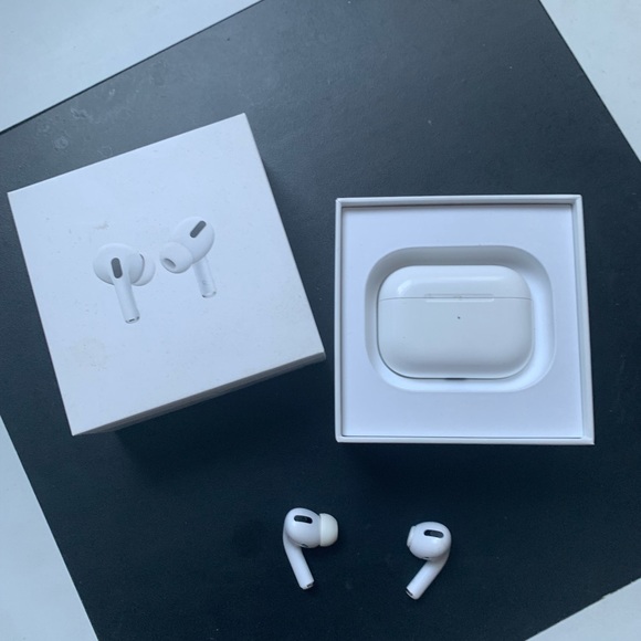 APPLE - AirPods Pro wireless charging case - Picture 9 of 14